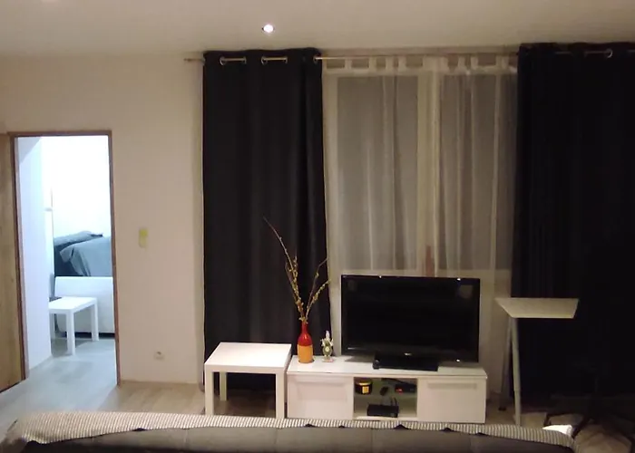 City Center Apartment 45M, 1 Bedroom And 1 Living Room With Kitchen Plus Bathroom, A Perfect Family Friendly Place Or For Home Office And A Longer Stay, A Proper Office Desk With Business Chair Provided, 100M From Market Square And Vistula River