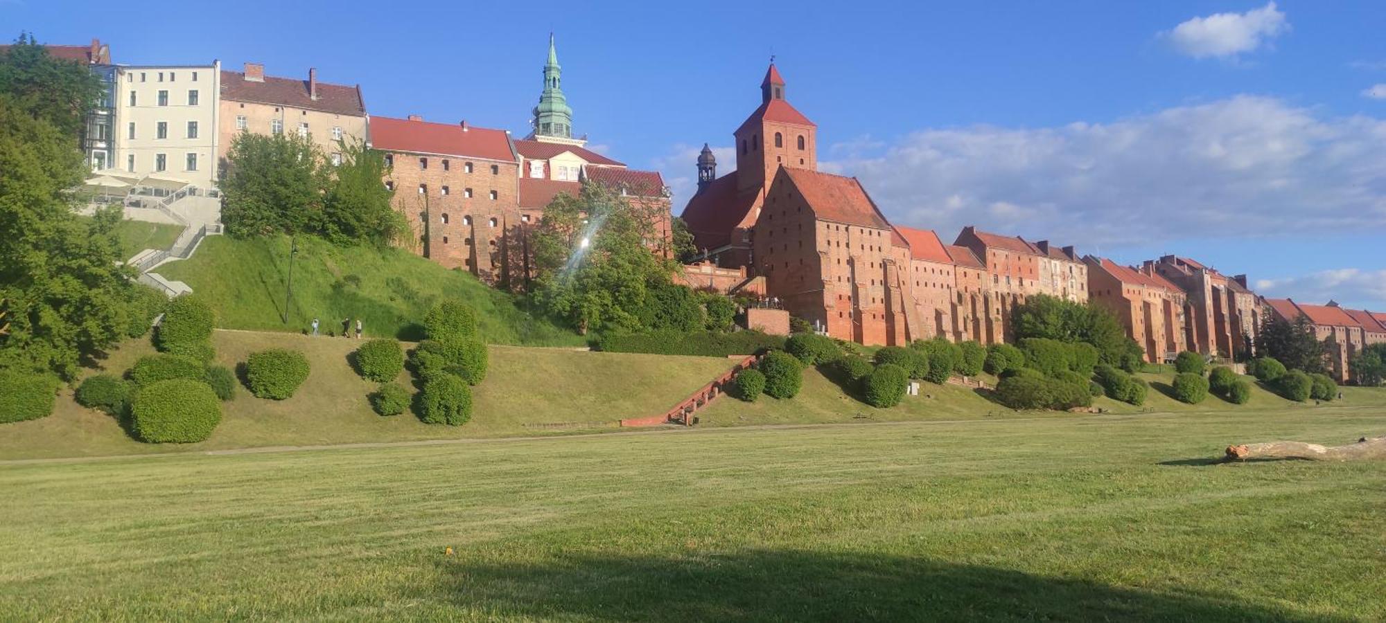 Center 45m, 1 Bedroom And 1 Living With Kitchen Bathroom, A Perfect Family Friendly Place Or For Office And A Longer Stay, A Proper Office Desk With Business Chair Provided, 100m From Market Square And Vistula River Apartment Grudziadz